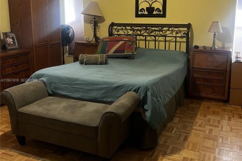 House in Pembroke Pines, Florida 4 bedrooms, 263.75 sq.m. № 2017892 - photo 14