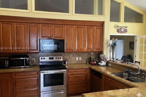 House in Pembroke Pines, Florida 4 bedrooms, 263.75 sq.m. № 2017892 - photo 4