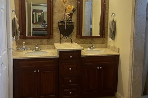 House in Pembroke Pines, Florida 4 bedrooms, 263.75 sq.m. № 2017892 - photo 15