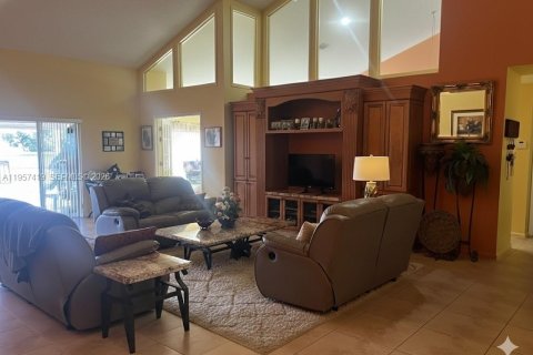 House in Pembroke Pines, Florida 4 bedrooms, 263.75 sq.m. № 2017892 - photo 9