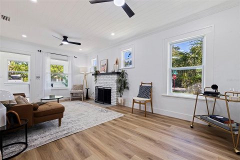 House in Saint Petersburg, Florida 3 bedrooms, 109.25 sq.m. № 2418732 - photo 6
