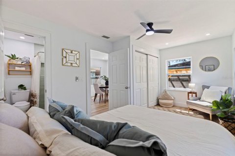 House in Saint Petersburg, Florida 3 bedrooms, 109.25 sq.m. № 2418732 - photo 15