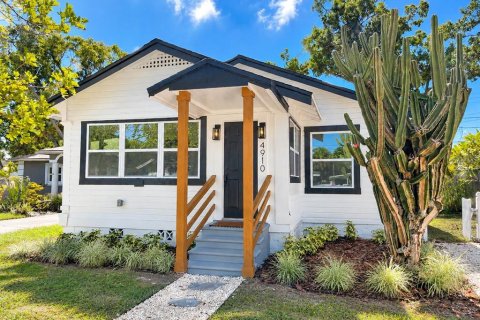 House in Saint Petersburg, Florida 3 bedrooms, 109.25 sq.m. № 2418732