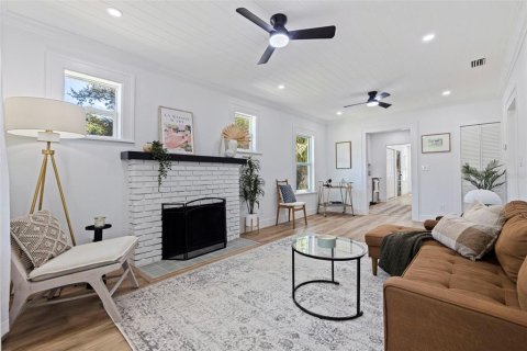 House in Saint Petersburg, Florida 3 bedrooms, 109.25 sq.m. № 2418732 - photo 4