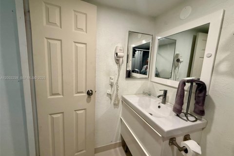 Condo in Sunny Isles Beach, Florida  № 2067700 - photo 5