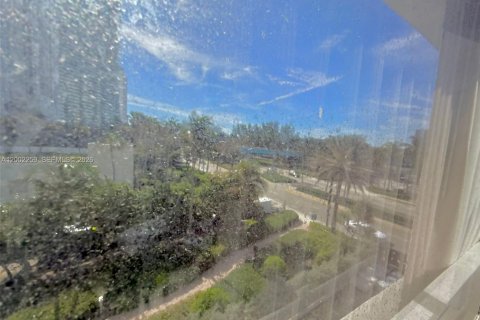 Condo in Sunny Isles Beach, Florida  № 2067700 - photo 9