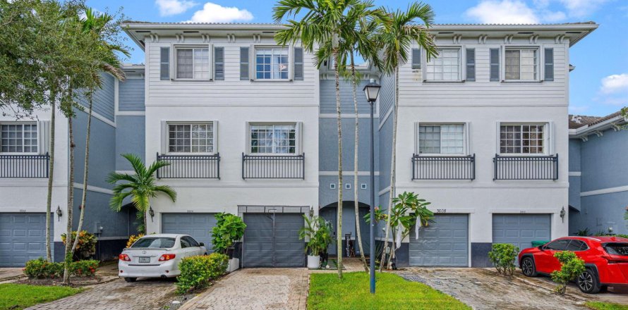 Townhouse in Lauderhill, Florida 3 bedrooms, 190.45 sq.m. № 2411349