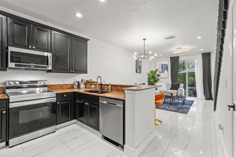 Townhouse in Lauderhill, Florida 3 bedrooms, 190.45 sq.m. № 2411349 - photo 4