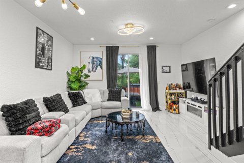 Townhouse in Lauderhill, Florida 3 bedrooms, 190.45 sq.m. № 2411349 - photo 3