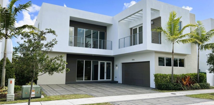 Villa ou maison à Doral, Floride 5 chambres, 342.81 m2 № 2059933