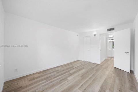Condo in Sunrise, Florida, 1 bedroom  № 1847691 - photo 15