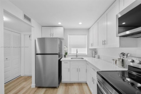 Condo in Sunrise, Florida, 1 bedroom  № 1847691 - photo 3