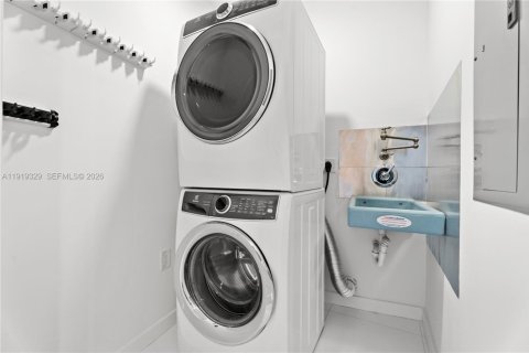 Condo in Miami, Florida, 3 bedrooms  № 1974644 - photo 28