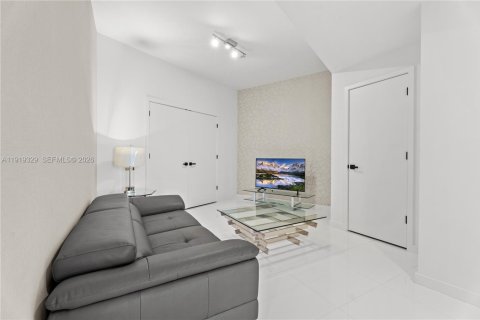 Condo in Miami, Florida, 3 bedrooms  № 1974644 - photo 22