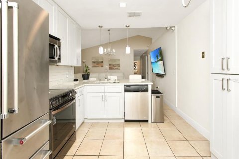 House in Orlando, Florida 3 bedrooms, 105.91 sq.m. № 2421985 - photo 9