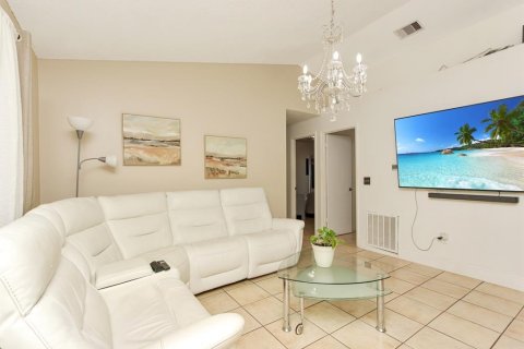House in Orlando, Florida 3 bedrooms, 105.91 sq.m. № 2421985 - photo 4