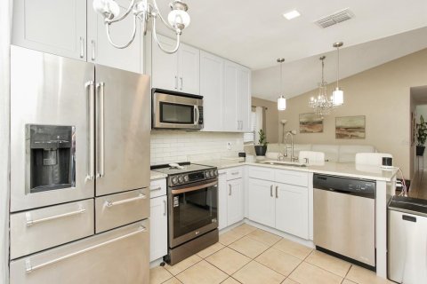 House in Orlando, Florida 3 bedrooms, 105.91 sq.m. № 2421985 - photo 10