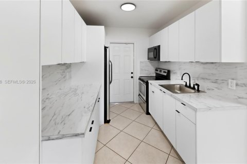 House in Miami, Florida 3 bedrooms, 110 sq.m. № 2246672 - photo 9
