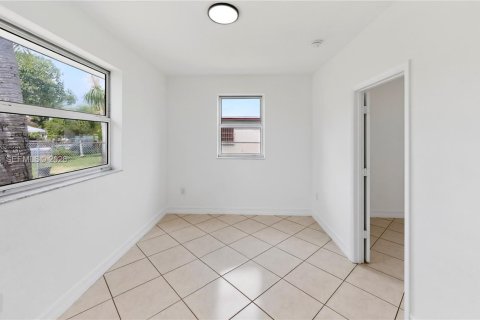 House in Miami, Florida 3 bedrooms, 110 sq.m. № 2246672 - photo 15
