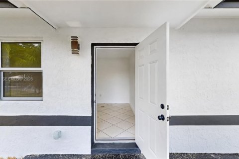 House in Miami, Florida 3 bedrooms, 110 sq.m. № 2246672 - photo 4