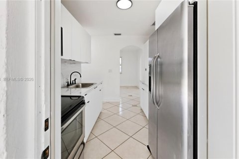 House in Miami, Florida 3 bedrooms, 110 sq.m. № 2246672 - photo 11