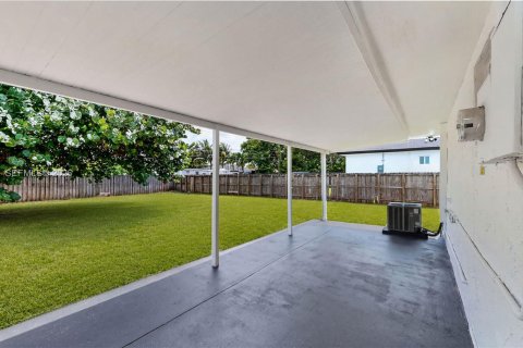 House in Miami, Florida 3 bedrooms, 110 sq.m. № 2246672 - photo 30