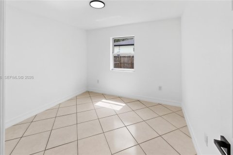 House in Miami, Florida 3 bedrooms, 110 sq.m. № 2246672 - photo 22