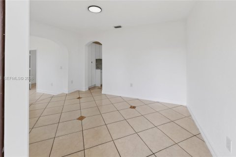 House in Miami, Florida 3 bedrooms, 110 sq.m. № 2246672 - photo 5