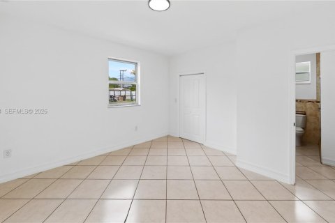 House in Miami, Florida 3 bedrooms, 110 sq.m. № 2246672 - photo 17