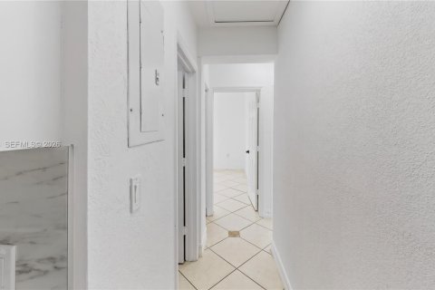 House in Miami, Florida 3 bedrooms, 110 sq.m. № 2246672 - photo 24