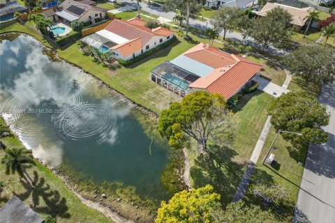 House in Plantation, Florida 4 bedrooms, 204.11 sq.m. № 2002117 - photo 16