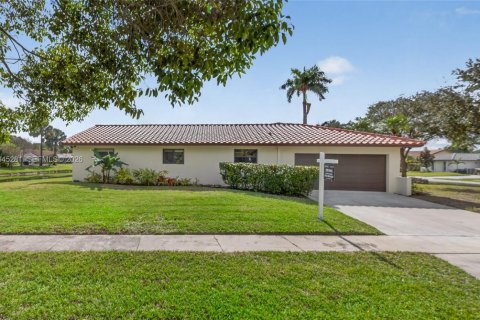 House in Plantation, Florida 4 bedrooms, 204.11 sq.m. № 2002117 - photo 5