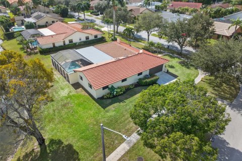 House in Plantation, Florida 4 bedrooms, 204.11 sq.m. № 2002117 - photo 17