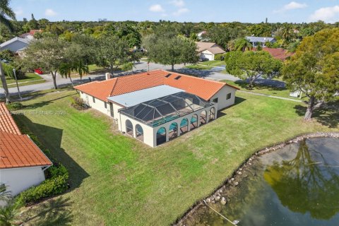 House in Plantation, Florida 4 bedrooms, 204.11 sq.m. № 2002117 - photo 21