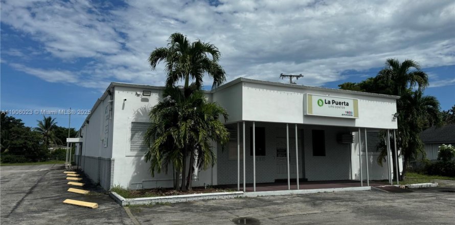 Propiedad comercial en North Miami, Florida № 2012281