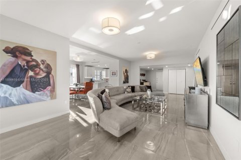 Condo in Miami Beach, Florida, 2 bedrooms  № 1978631 - photo 4