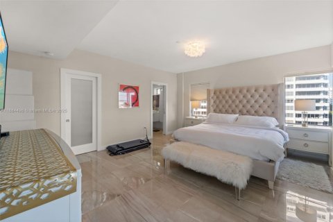 Condo in Miami Beach, Florida, 2 bedrooms  № 1978631 - photo 21