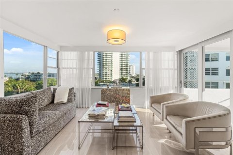 Condo in Miami Beach, Florida, 2 bedrooms  № 1978631 - photo 15