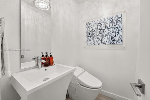 Condo in Miami Beach, Florida, 2 bedrooms  № 1978631 - photo 22