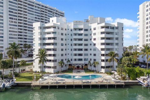 Condo in Miami Beach, Florida, 2 bedrooms  № 1978631 - photo 2