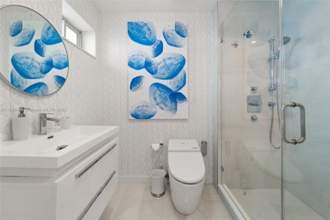 Condo in Miami Beach, Florida, 2 bedrooms  № 1978631 - photo 23