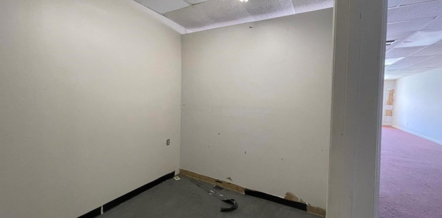 Shop in Jensen Beach, Florida № 1116839