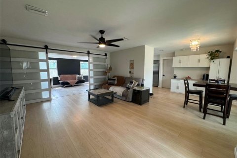 House in Saint Petersburg, Florida 2 bedrooms, 120.77 sq.m. № 1684547 - photo 3