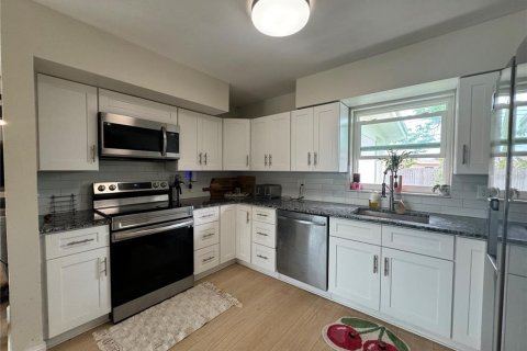 House in Saint Petersburg, Florida 2 bedrooms, 120.77 sq.m. № 1684547 - photo 7