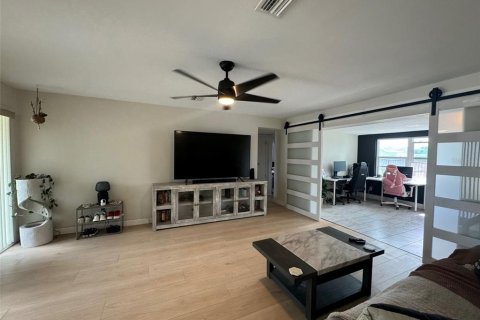 House in Saint Petersburg, Florida 2 bedrooms, 120.77 sq.m. № 1684547 - photo 11