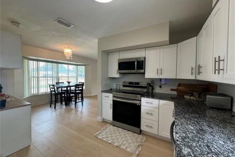 House in Saint Petersburg, Florida 2 bedrooms, 120.77 sq.m. № 1684547 - photo 8