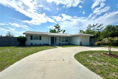 House in Saint Petersburg, Florida 2 bedrooms, 120.77 sq.m. № 1684547 - photo 2