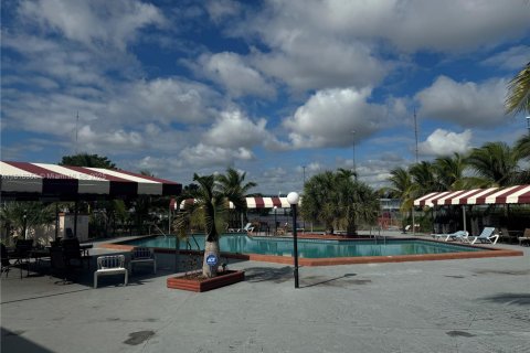 Condo in Miami Gardens, Florida, 2 bedrooms  № 1776413 - photo 15