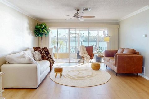 House in Saint Pete Beach, Florida 2 bedrooms, 135.36 sq.m. № 2141886 - photo 9