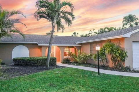 House in Saint Pete Beach, Florida 2 bedrooms, 135.36 sq.m. № 2141886